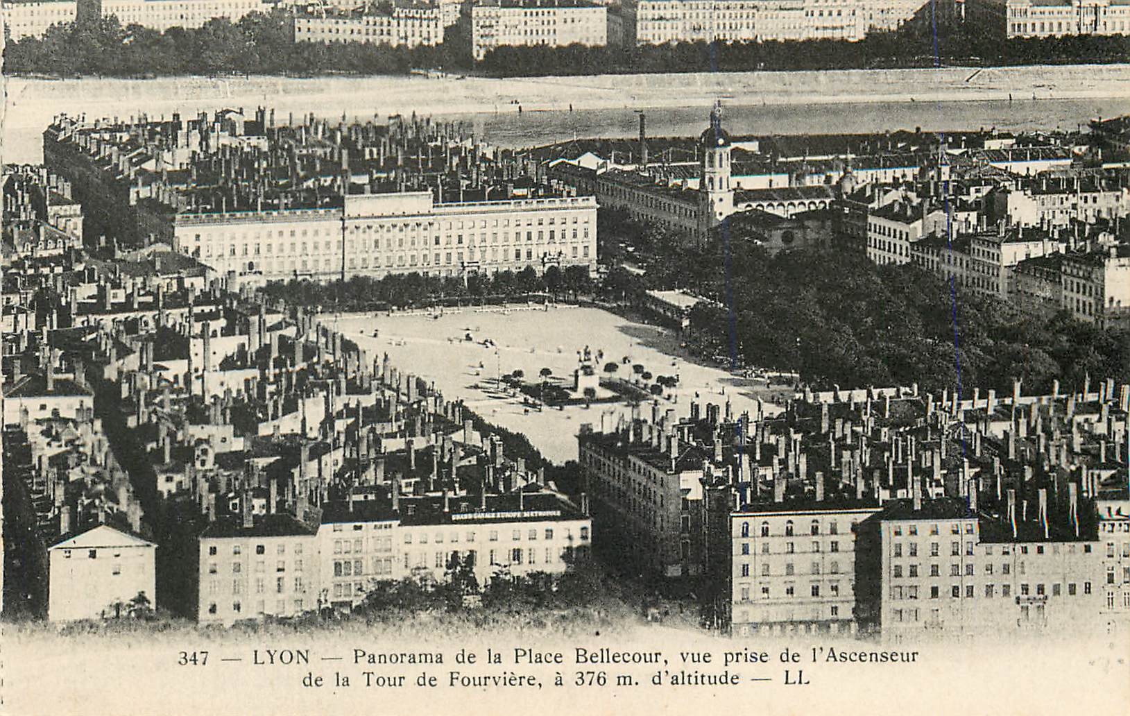 CPA Lyon Panorama de la Place Bellecour vue prise de l Ascenseur de la Tour de Fourviere