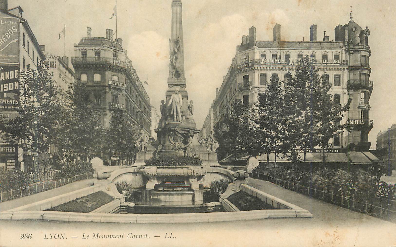 CPA Lyon Le Monument Carnot 