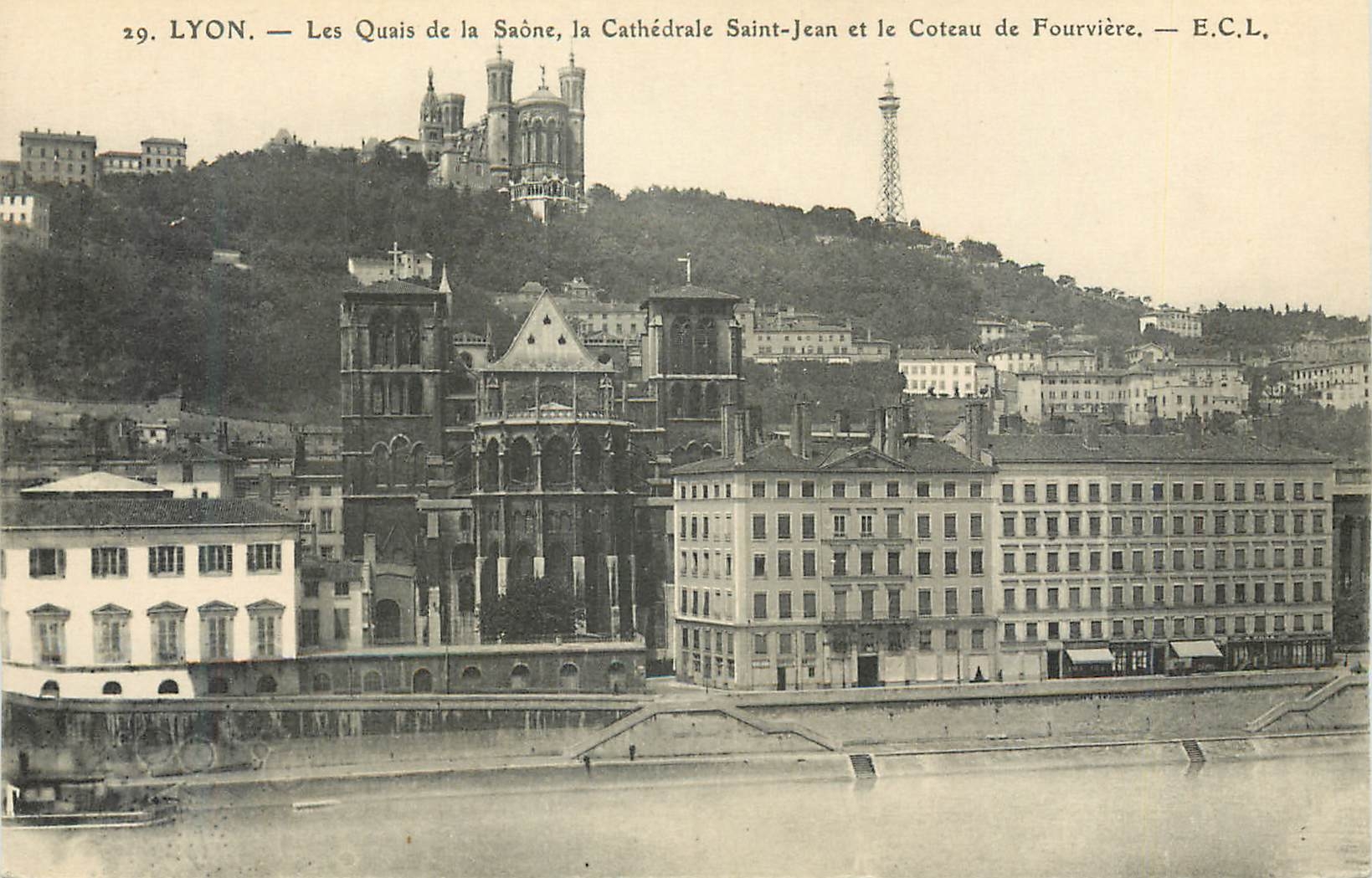 CPA Lyon Les quais de la Saone la Cathedrale Saint Jean et le Coteau de Fourviere 