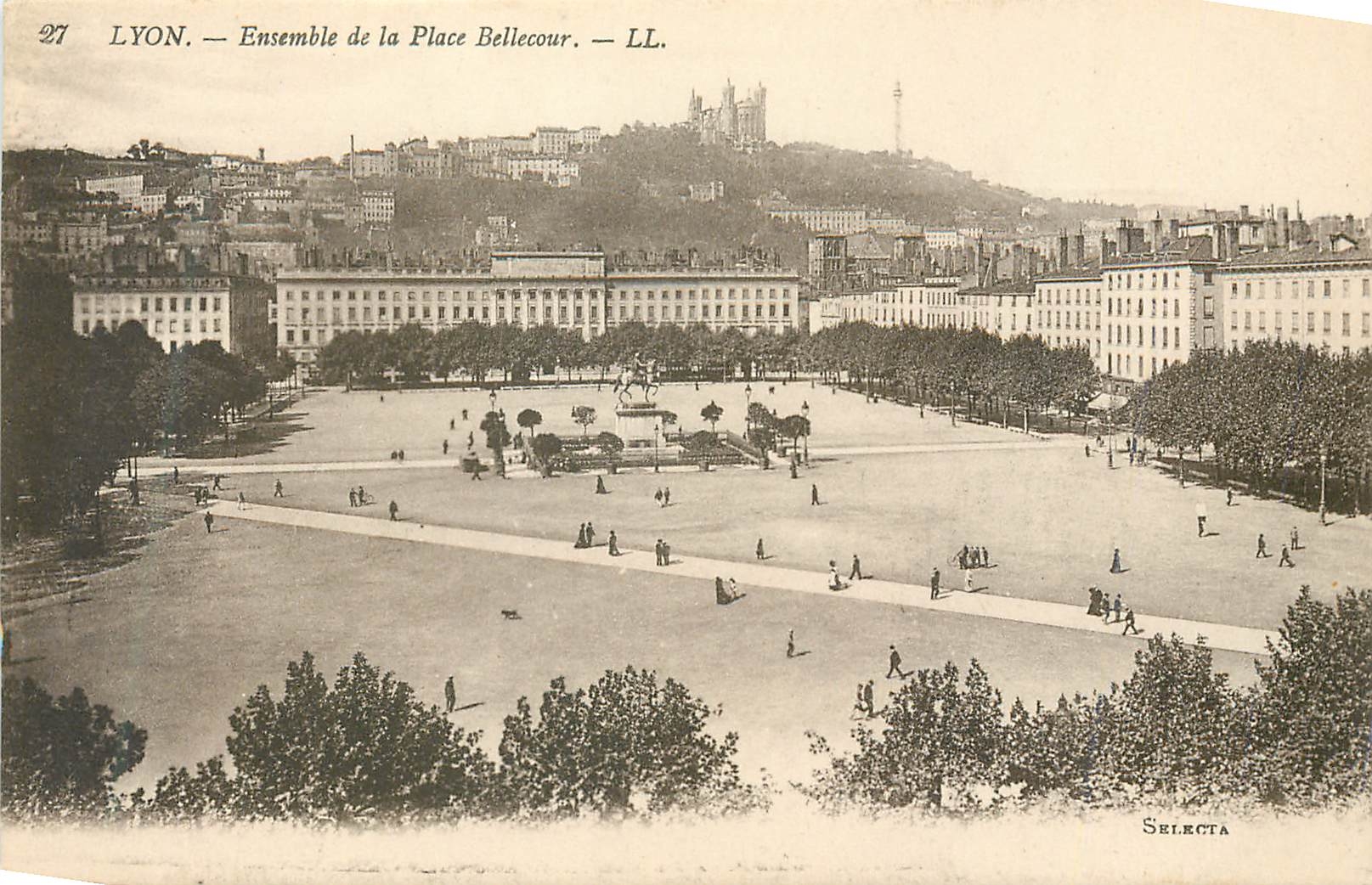 CPA Lyon Ensemble de la Place Bellecour 