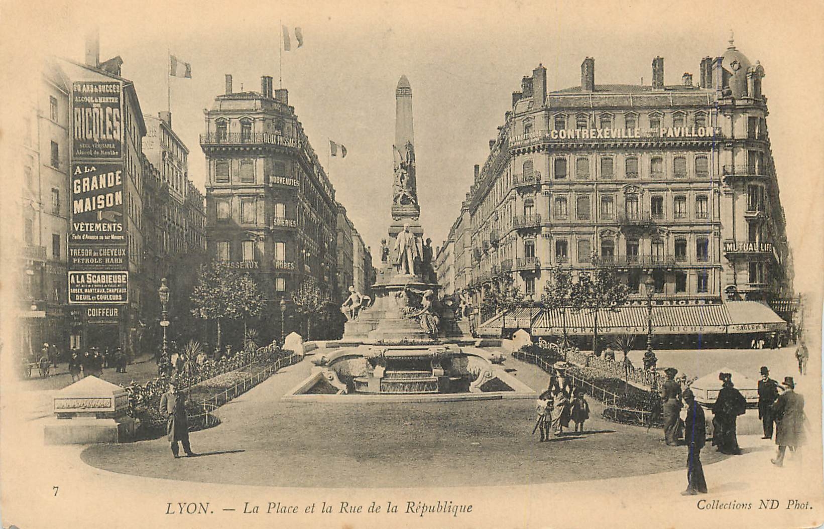 CPA Lyon La place et la Rue de la Republique Ricqles A la grande maison Contrexeville