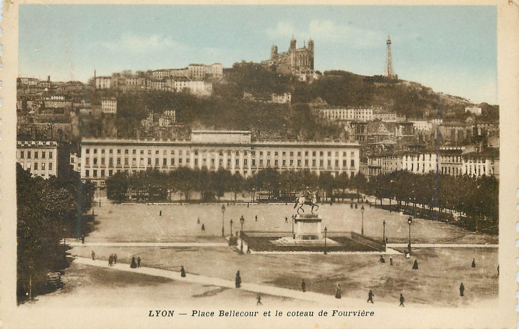 CPA Lyon Place Bellecour et le Coteau de Fourviere 