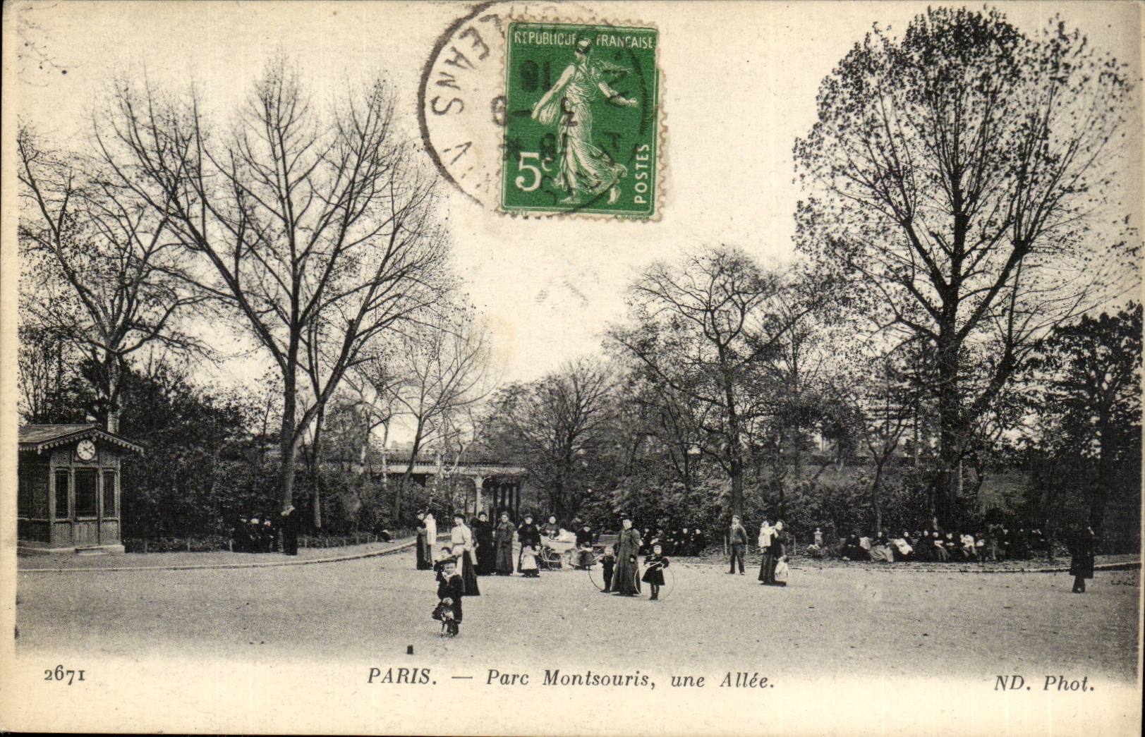 Paris (14) - Park of Montsouris-Une Alley-woman-child-CPA