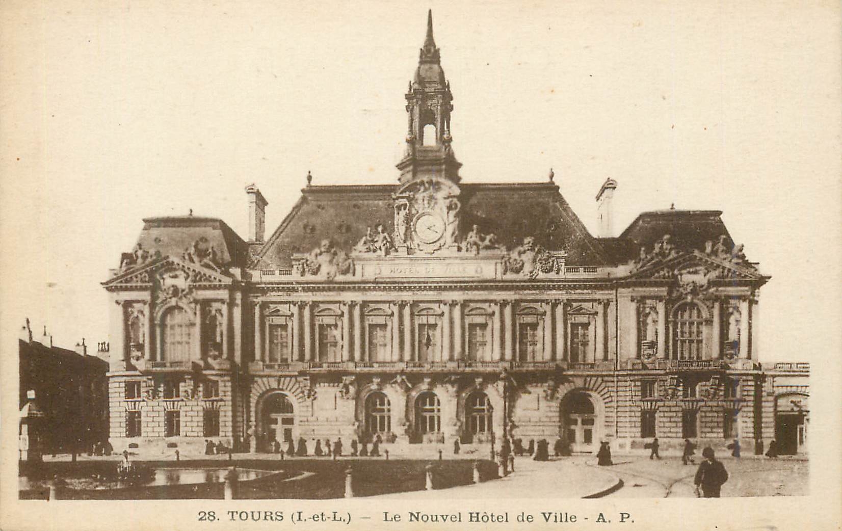 CPA Tours Le Nouvel Hotel de Ville 