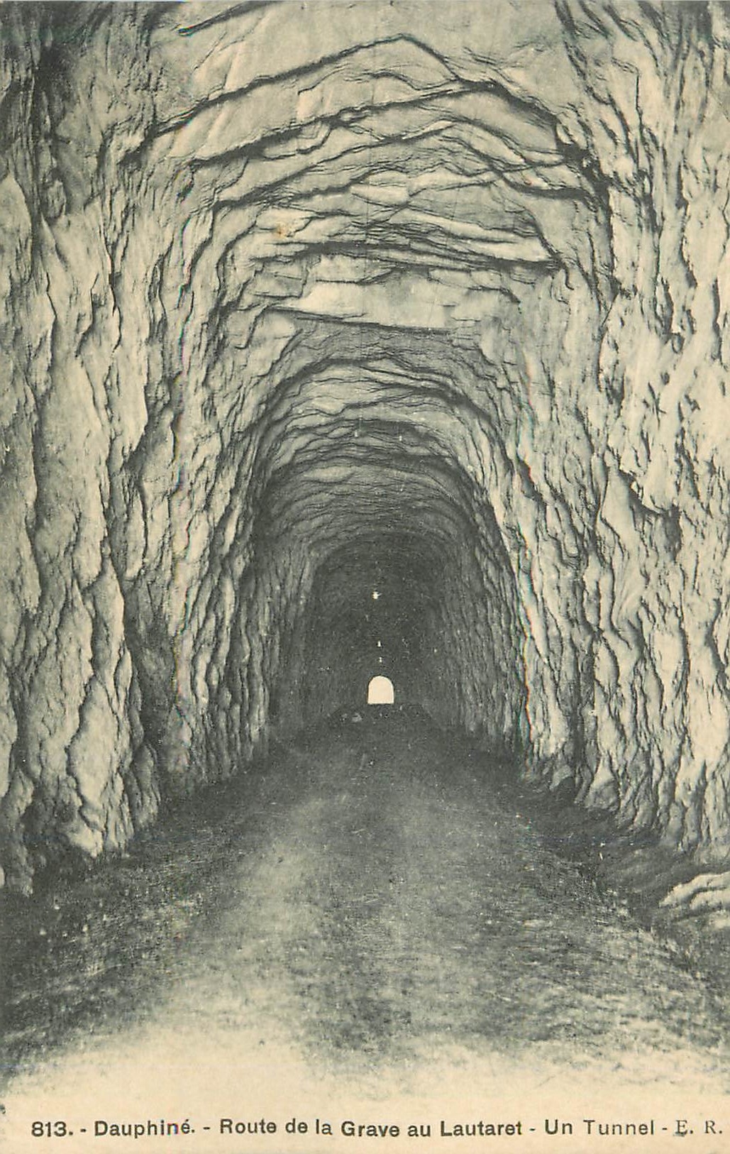 CPA Dauphine Route de la Grave au Lautaret Un Tunnel