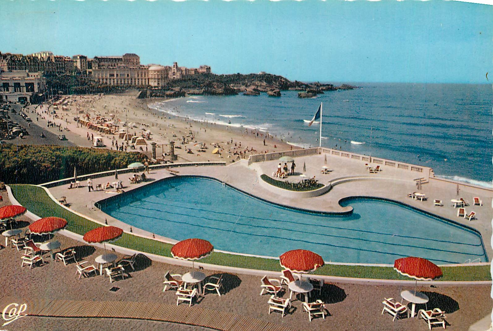 CPM Biarritz La Grande Plage Les Casinos et la Piscine de l Hotel du Palais