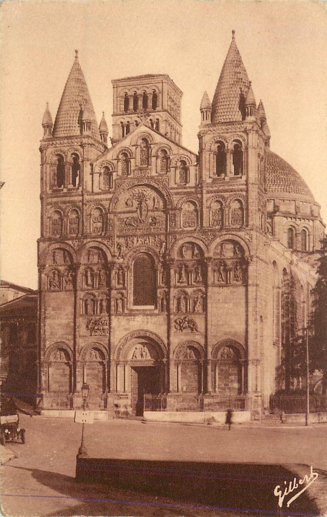 CPA Angouleme Facade de la Cathedrale Saint Pierre