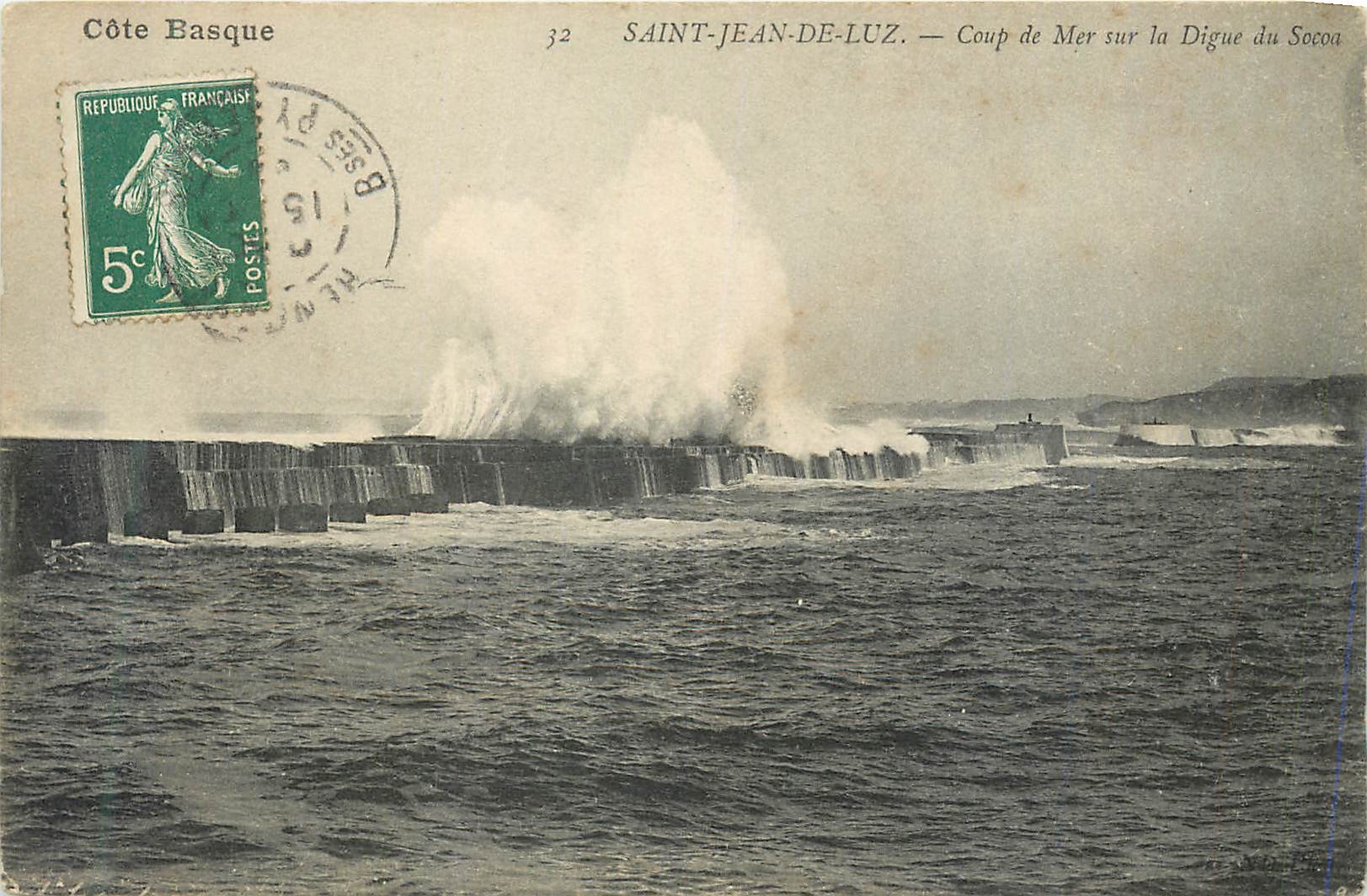 CPA Saint Jean de Luz Coup de Mer sur la Digue du Socoa 