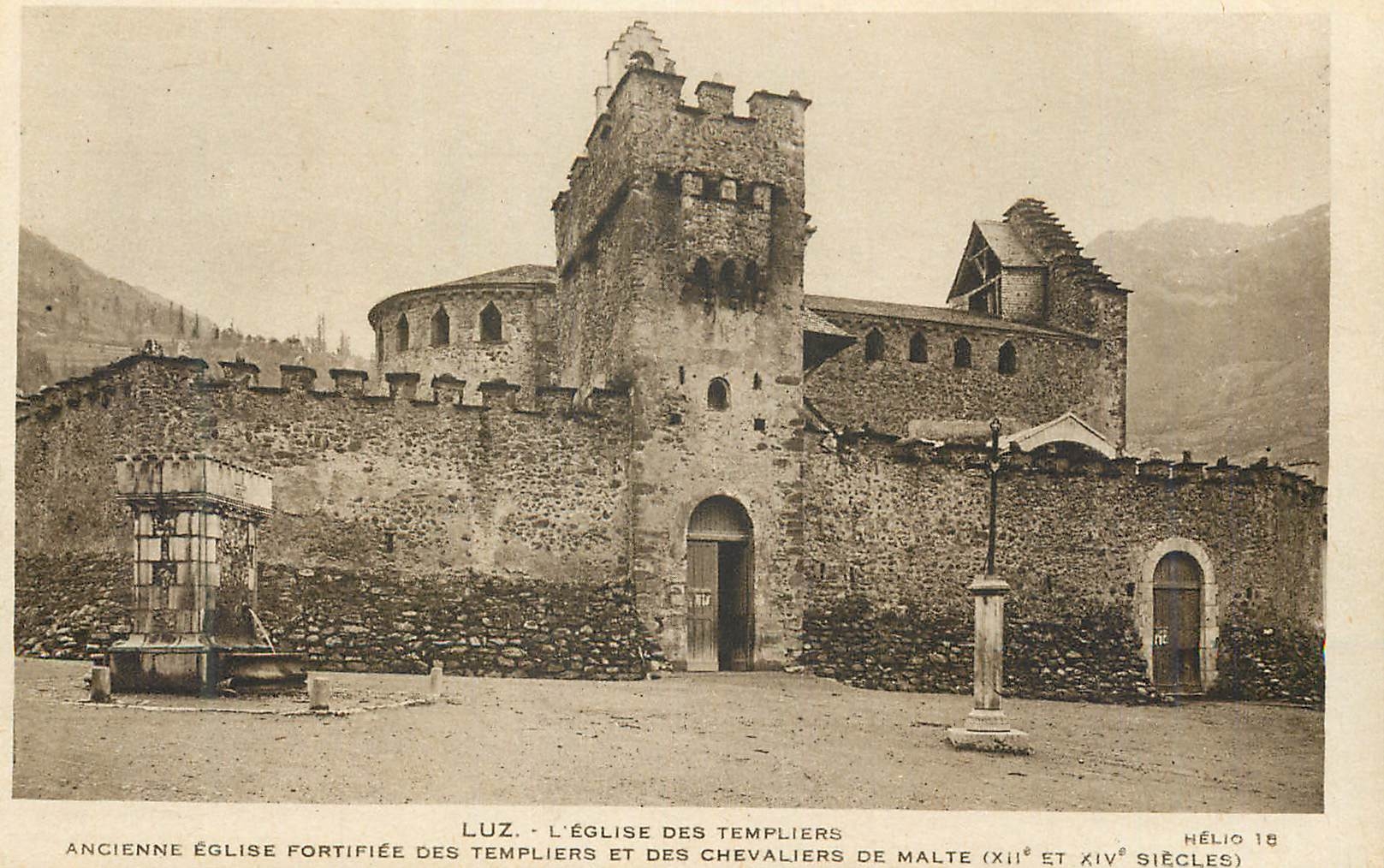 CPA Luz l'eglise des templiers ancienne eglise fortifiee des templiers et des chevaliers de malte (XIIe et XIVe s)