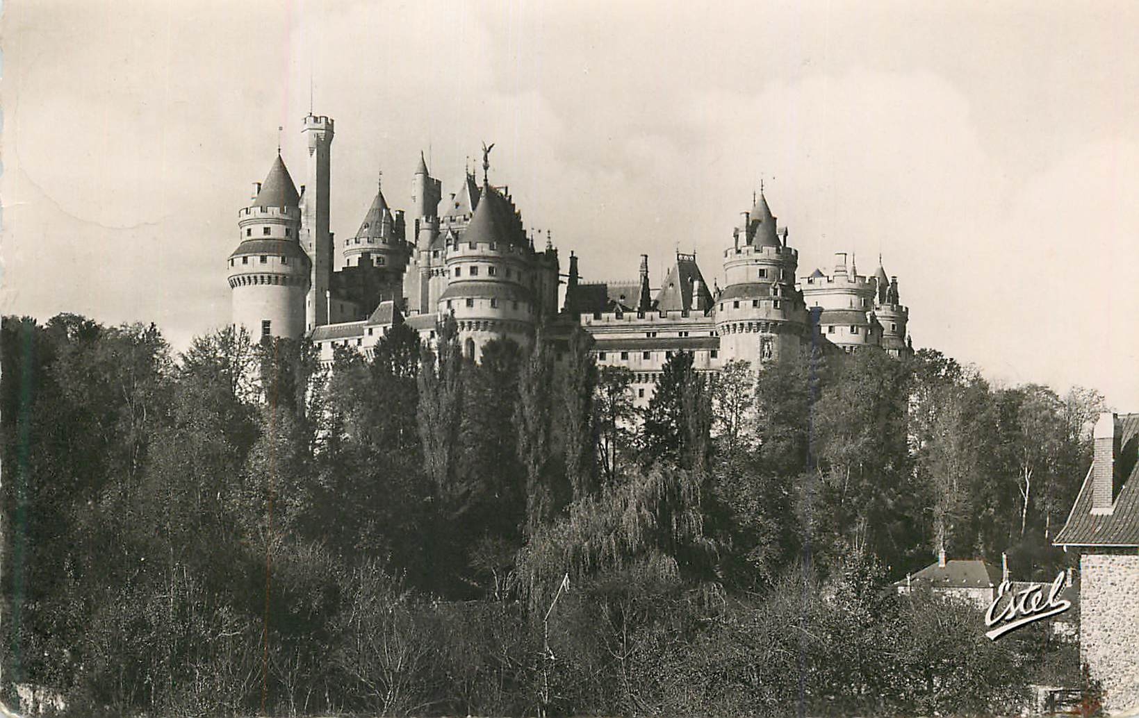 CPM Chateau de Pierrefonds Vue d'ensemble (Facade Est)