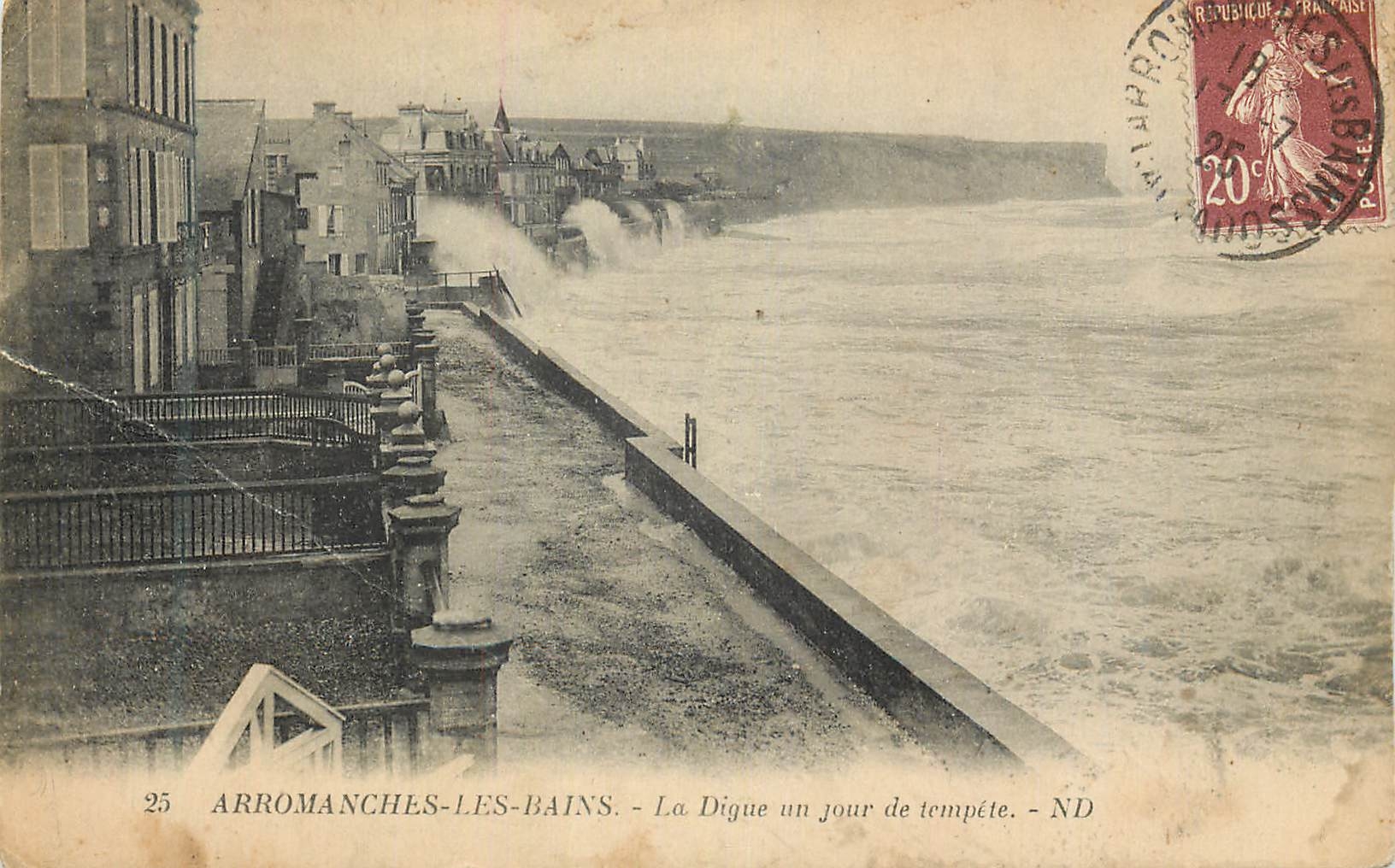 CPA Arromanches-les-Bains La Digue un jour de tempete