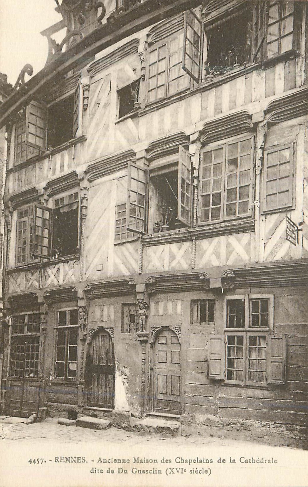 CPA Rennes Ancienne Maison des Chapelains de la Cathedrale dite de Du Guesclin (XVIe Siecle)