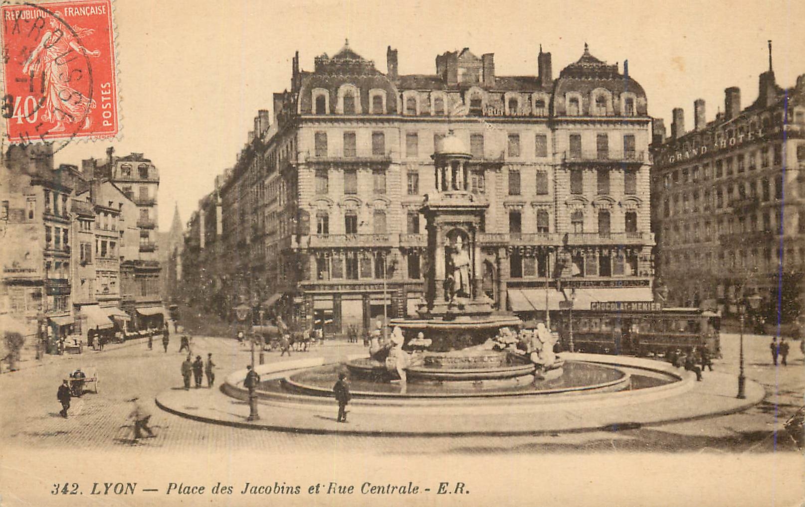 CPA Lyon Place des Jacobins et Rue Centrale Tramway