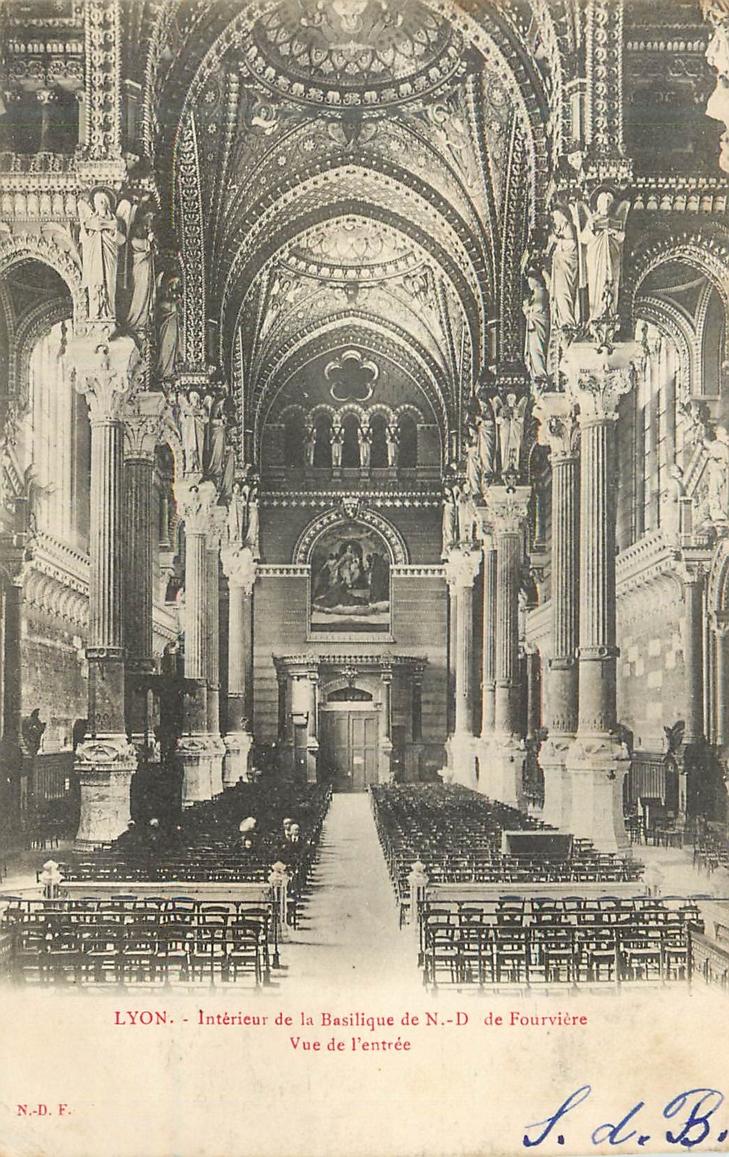CPA Lyon Interieur de la Basilique de N D de Fourviere Vue de l'Entree