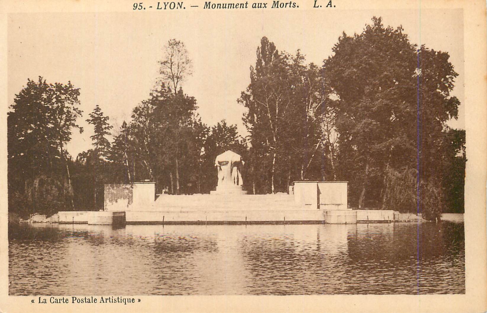 CPA Lyon Monument aux Morts