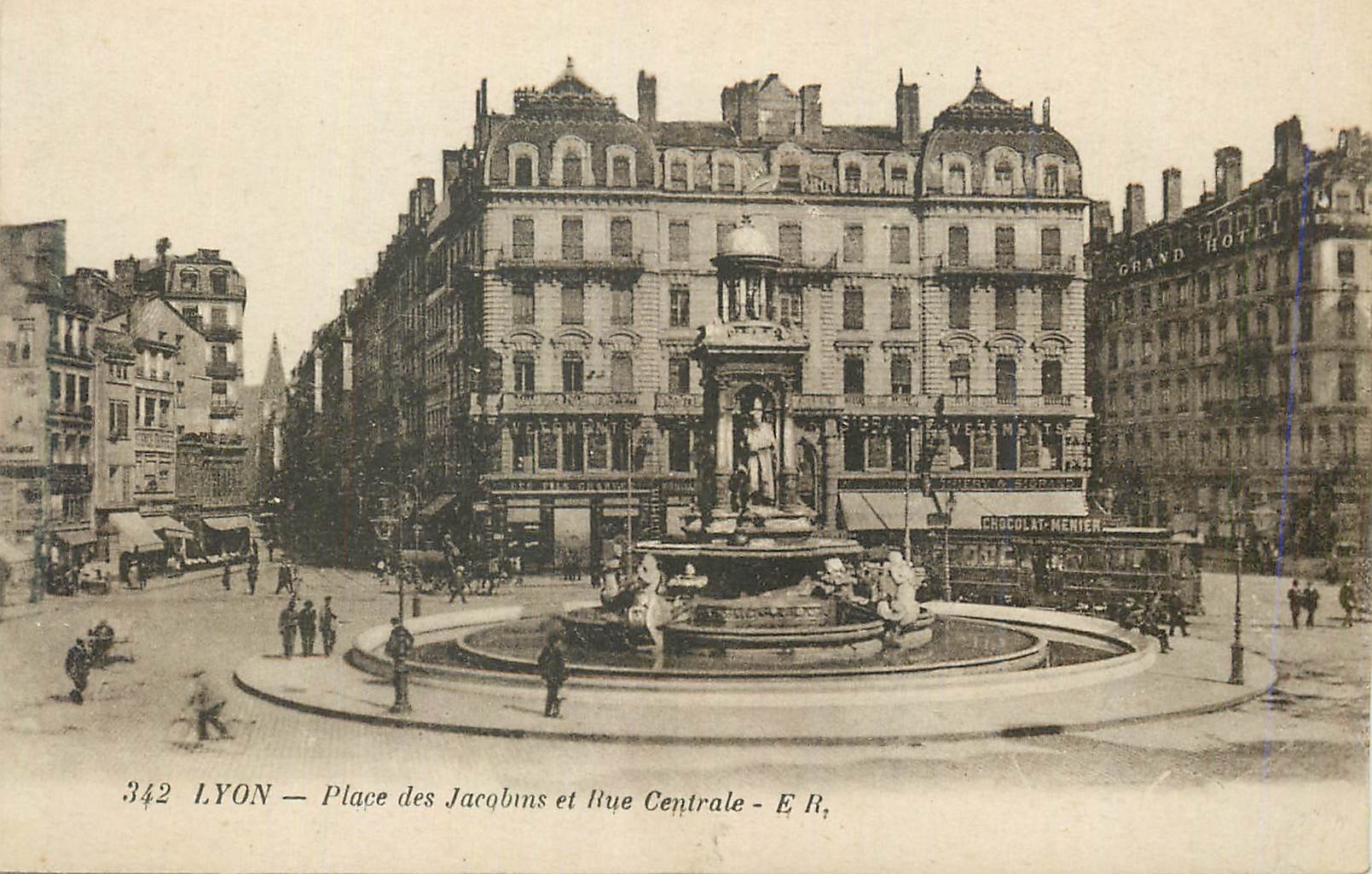 CPA Lyon Place des Jacobins et Rue Centrale Tramway
