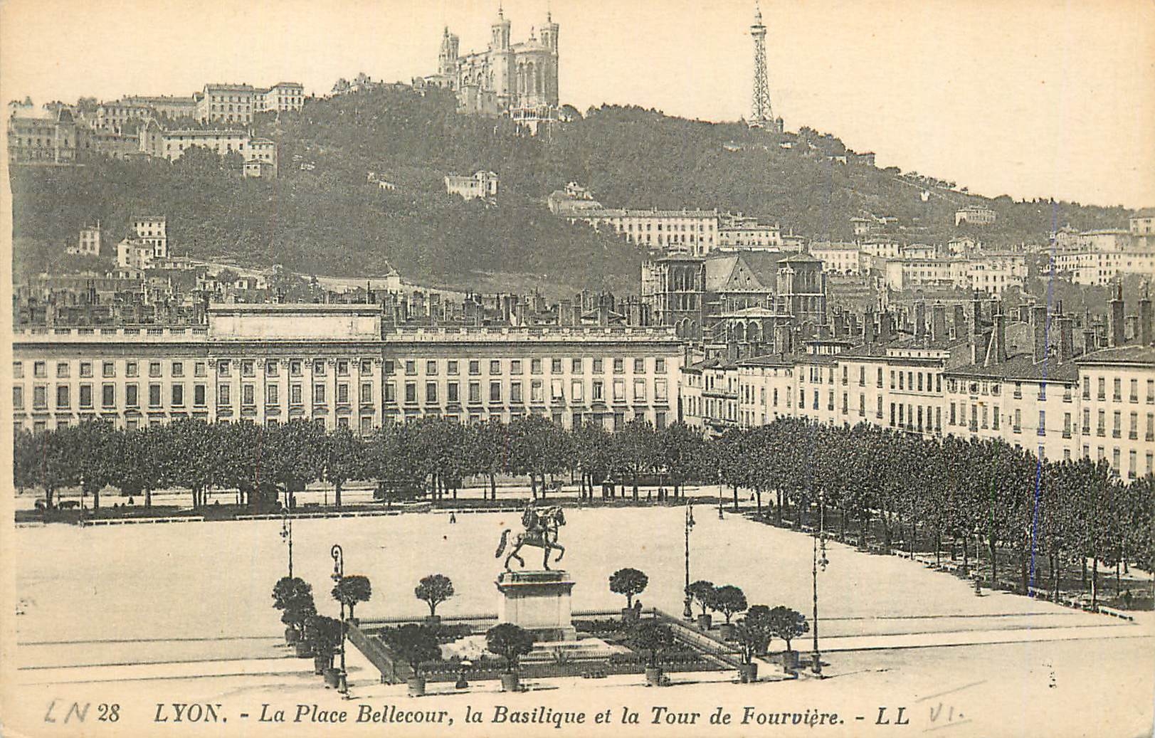 CPA Lyon La Place Bellecour La Basilique et le Tour de Fourviere