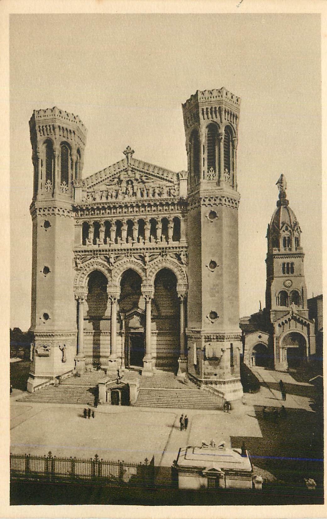 CPA Lyon (Rhone) Basilique de N D de Fourviere et Ancienne Chapelle