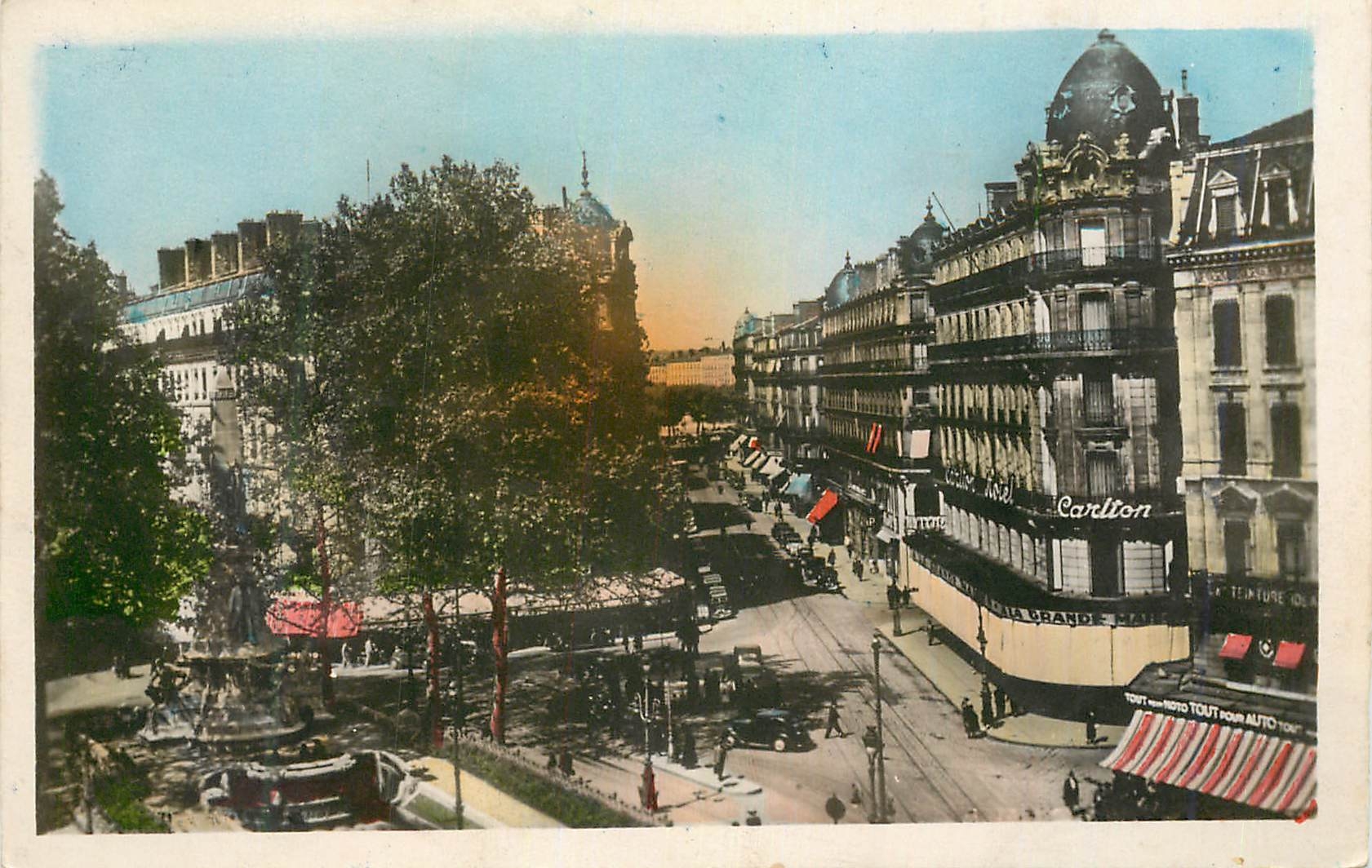 CPM Lyon Place de la Republique et Statue carnot