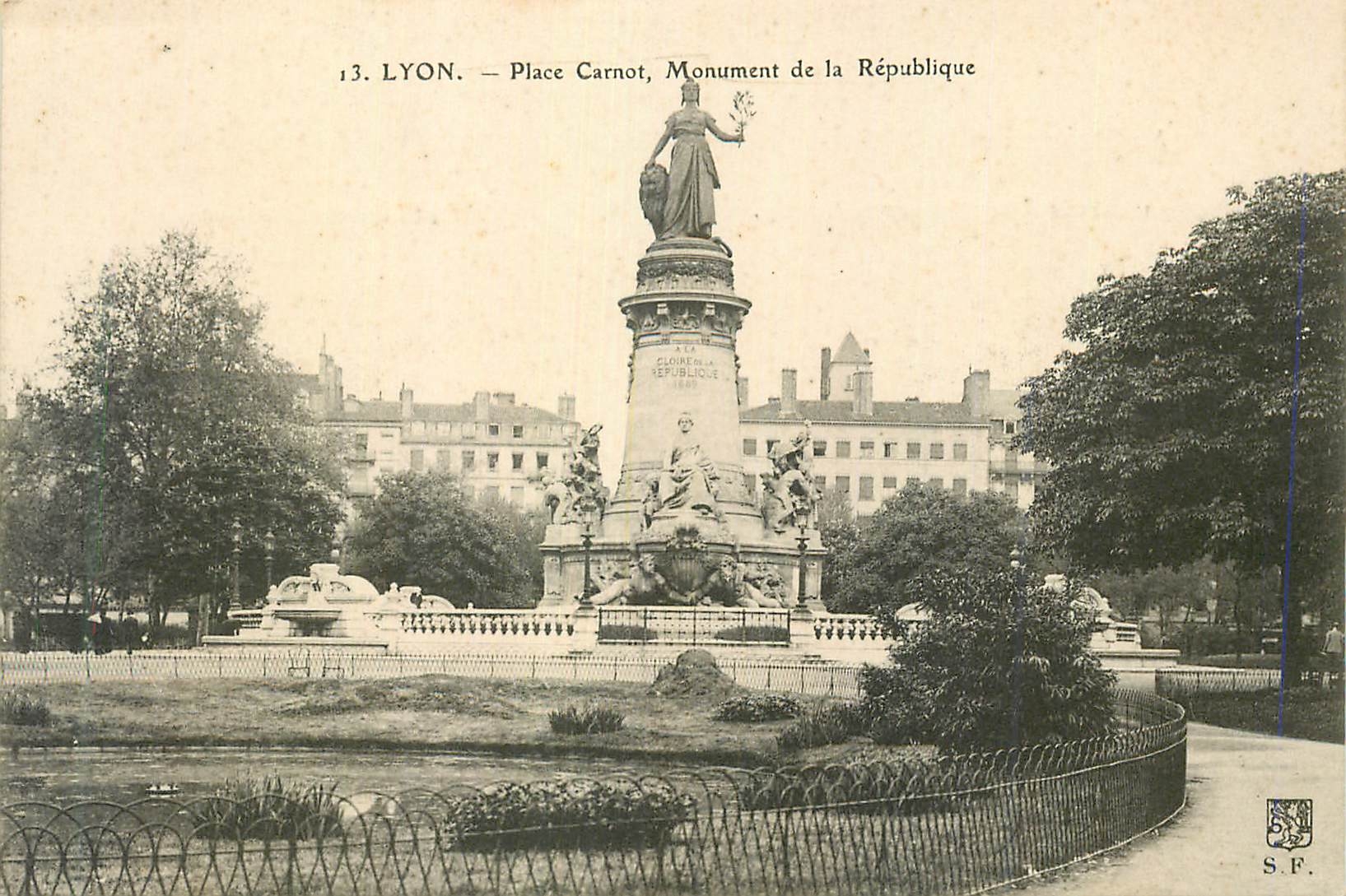 CPA Lyon Place Carnot Monument de la Republique