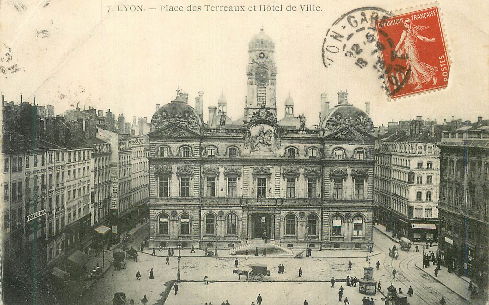 CPA Lyon Place des Terreaux et Hotel de Ville
