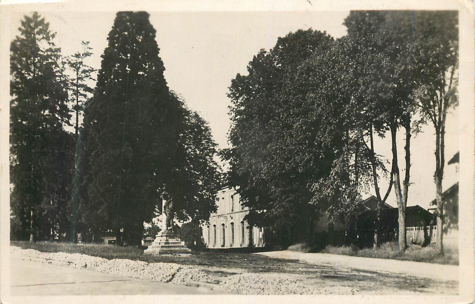 CPM La Ferte Mace (Orne) Gare et le Monument aux Morts de 1870