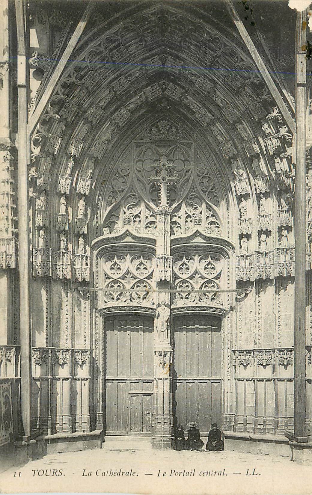 CPA Tours La Cathedrale Le Portrait Central