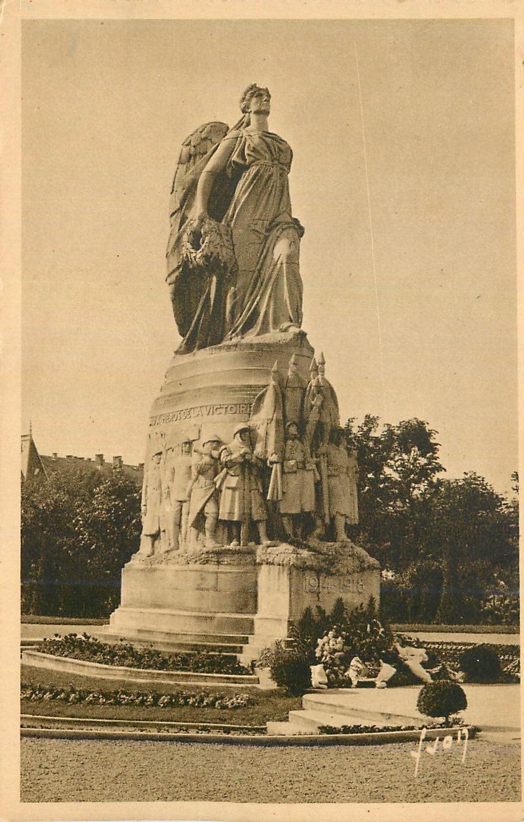 CPA La Douce de France Belfort (Territoire de) Monument aux Morts Militaria