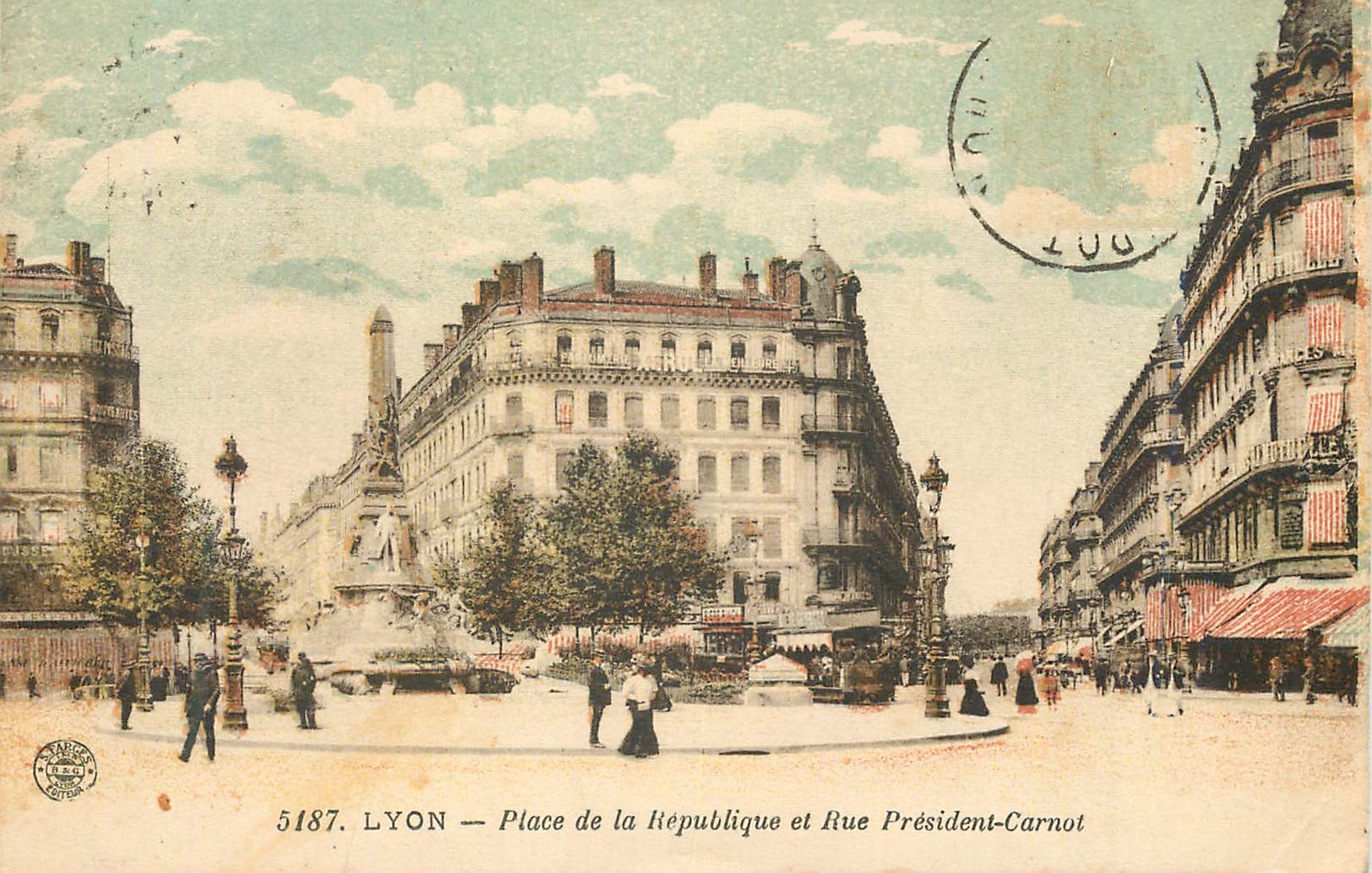 CPA Lyon Place de la Republique et Rue President Carnot