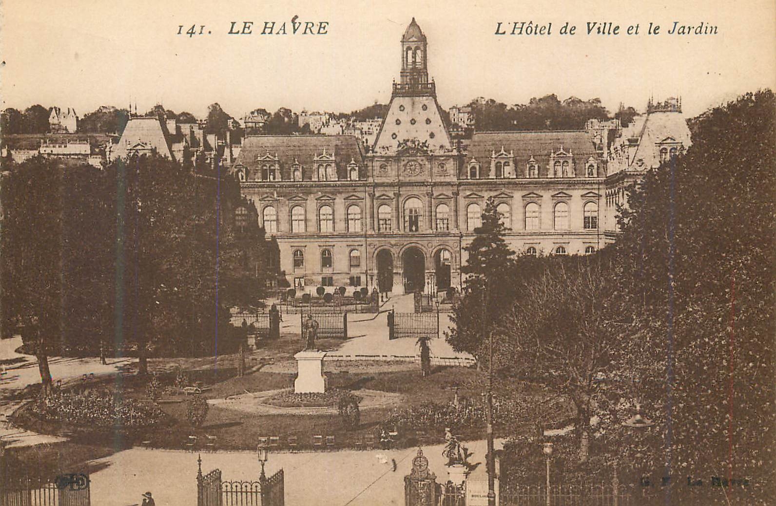 CPA le Havre l'Hotel de Ville et le Jardin