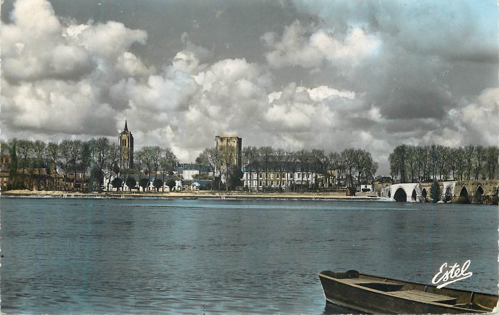 CPM Beaugency vue Generale au Bord de la Loire