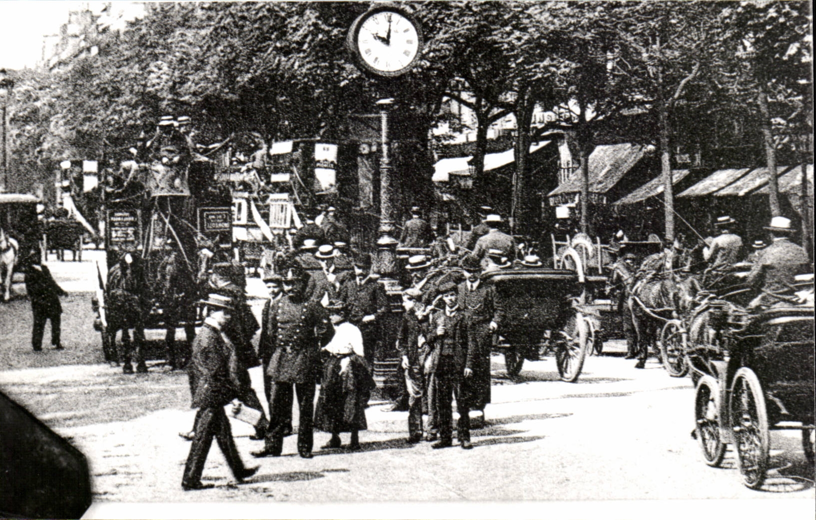 WIEDERGABE Paris-14 - die Polizeikraft - Gendarme - der Taktgeber - CPA