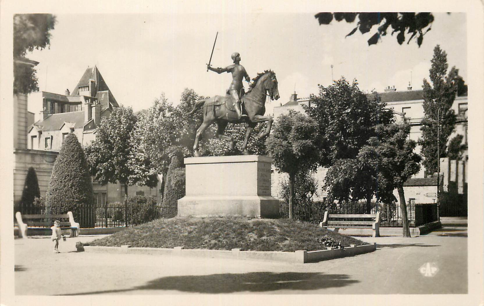CPM Reims statue de jeanne d arc