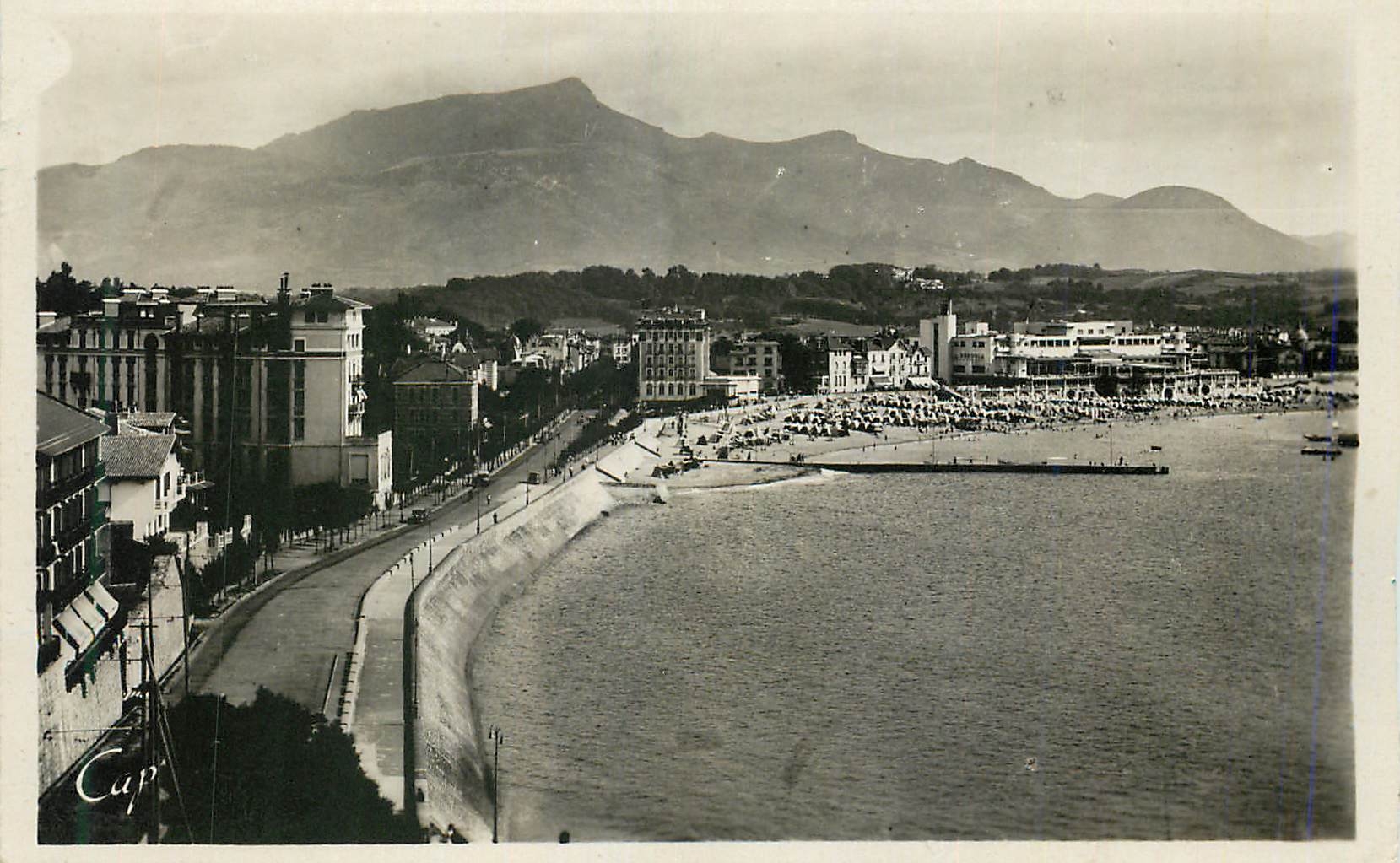 CPM 157 saint jean de luz vue generale de la plage et la rhune