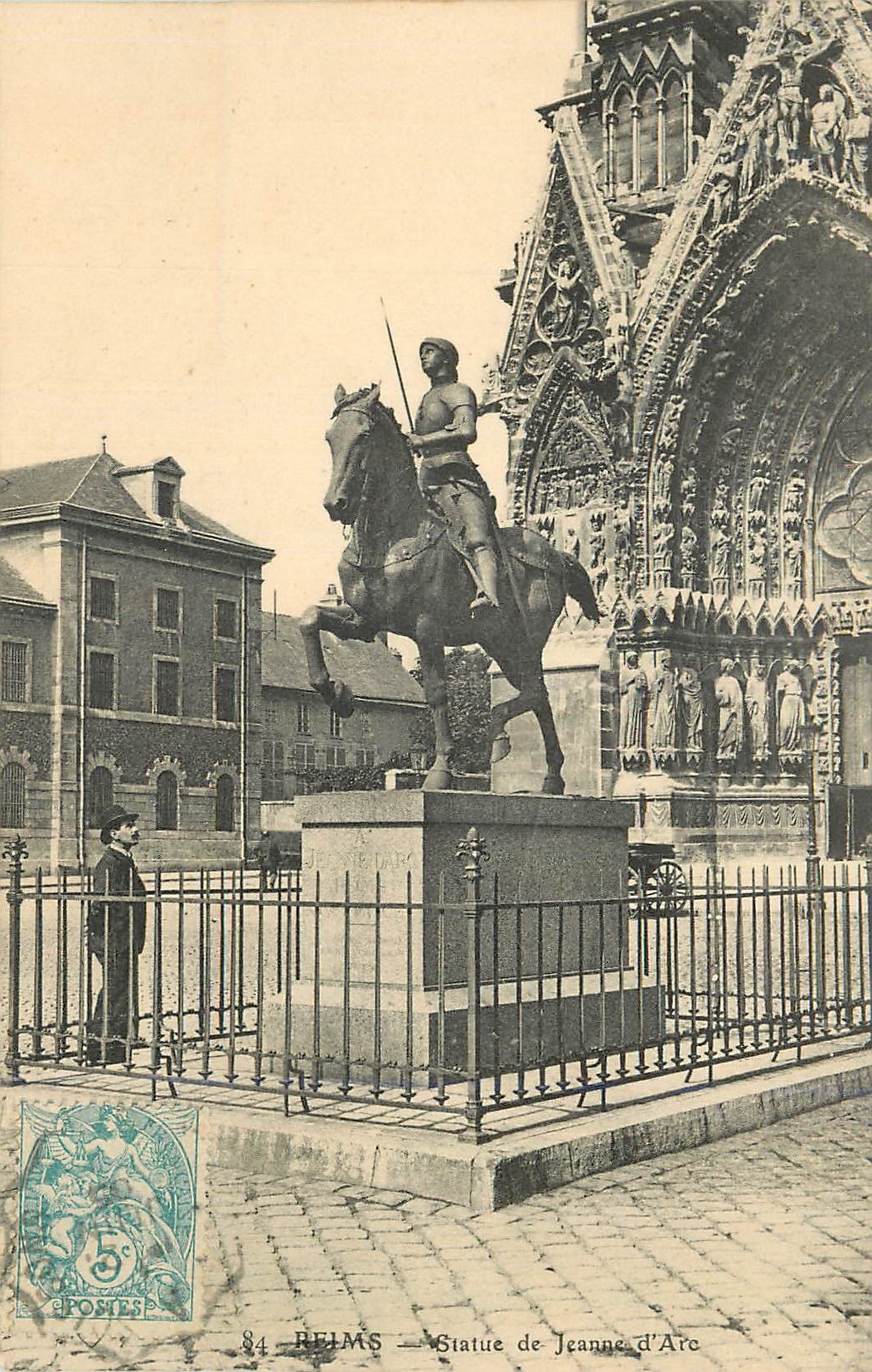 CPA 84 reims statue de jeanne d arc