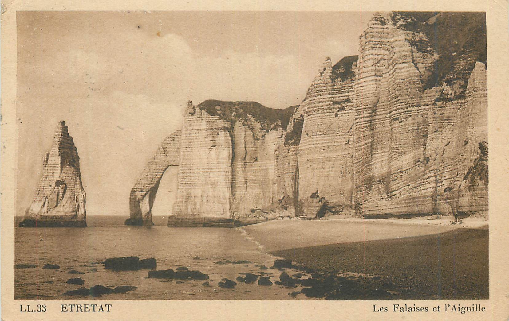 CPA Etretat Les Falaises et l'Aiguille