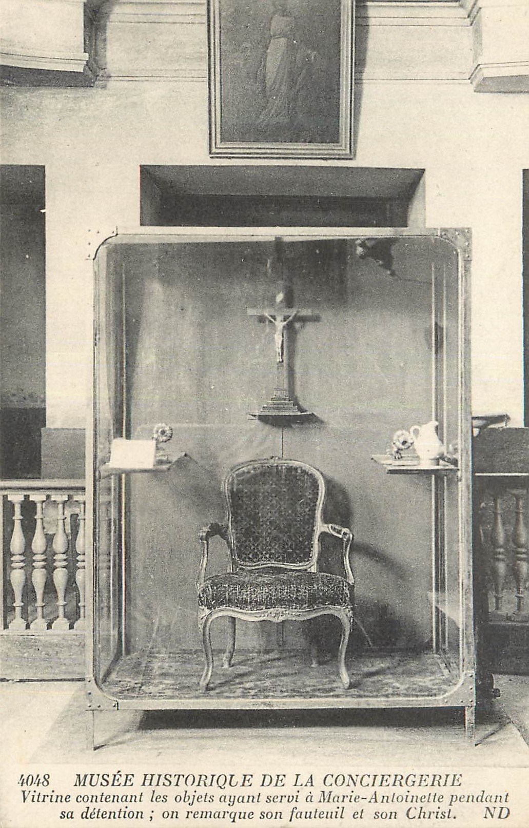 CPA Musee Historique de la Conciergerie Vitrine Concernant les Objets ayant Servi a Marie Antoinette Pendant sa Detentio
