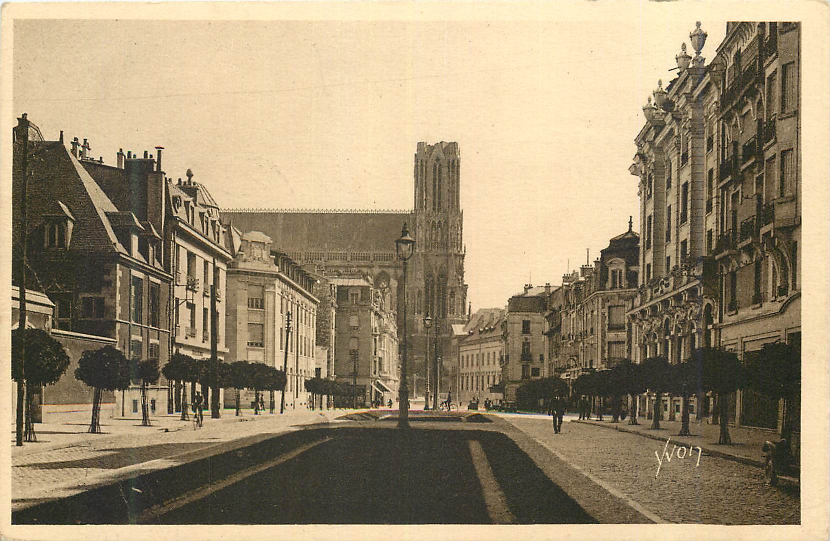 CPA Reims (Marne) Le Cours J B Langlet et la Cathedrale