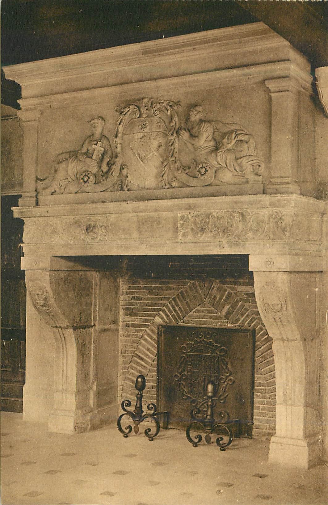 CPA Reims Hotel le Vergeur Cheminee aux Armes des  Ursins Provenant de la Rue Saint Sixte