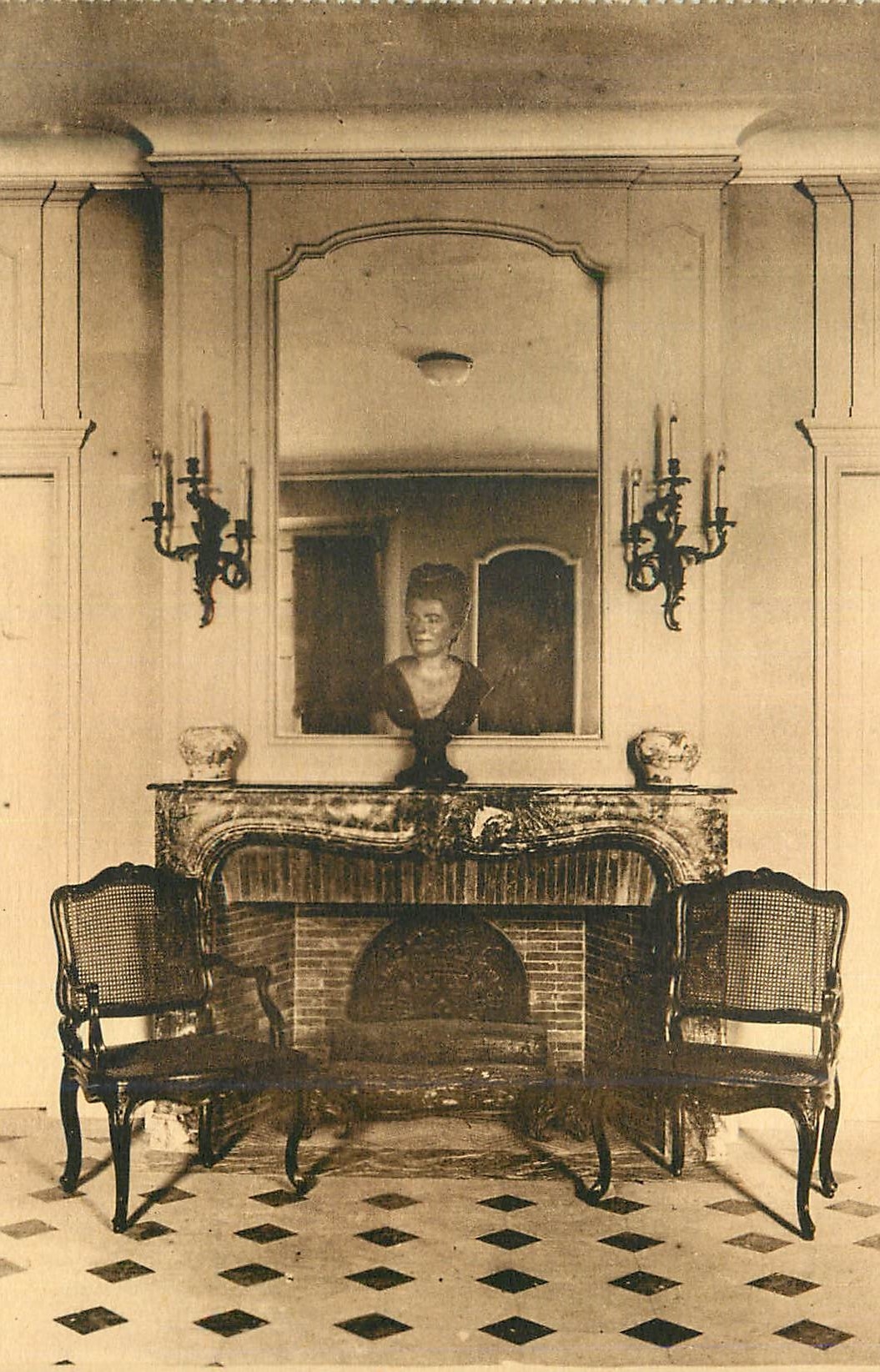 CPA Reims Hotel le Vergeur Salle du Conseil Bibliotheque Buste Polychrome Portrait de Mme Vanin Godinot