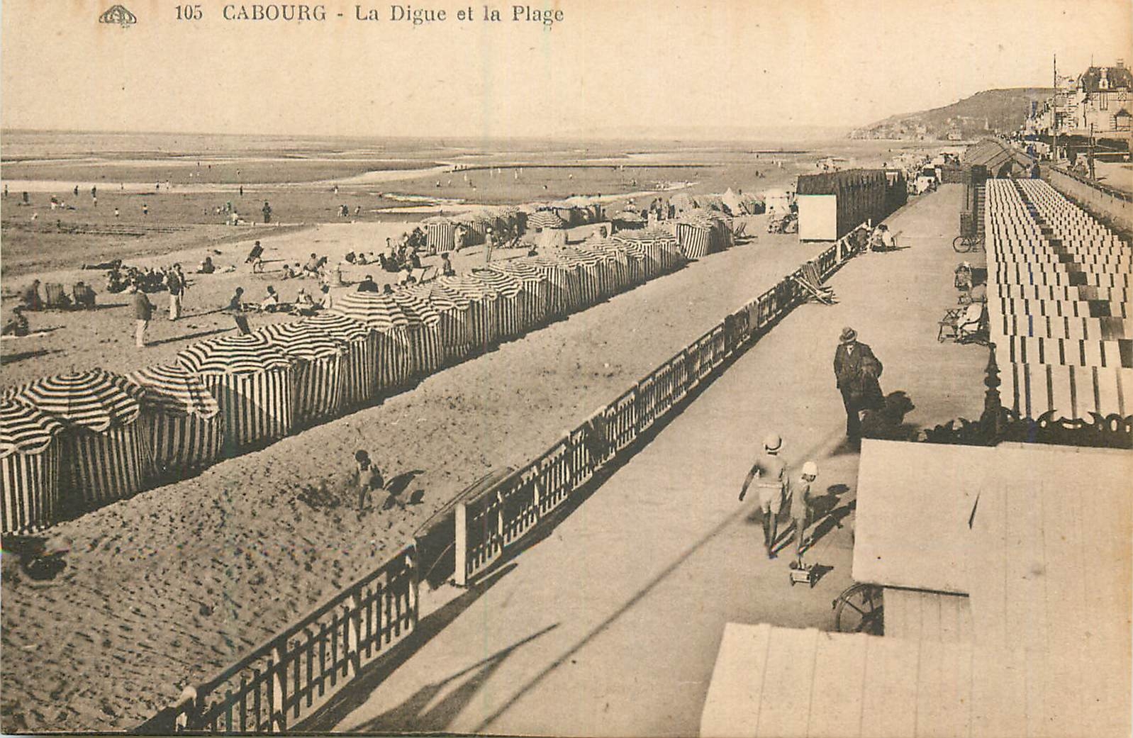 CPA Cabourg la Digue et la Plage