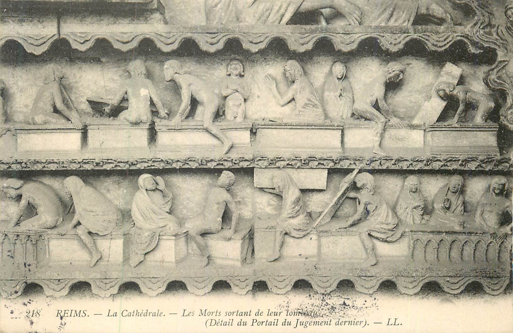 CPA Reims la Cathedrale les Morts sortant (Detail du Portail du Jugemen Dernier)