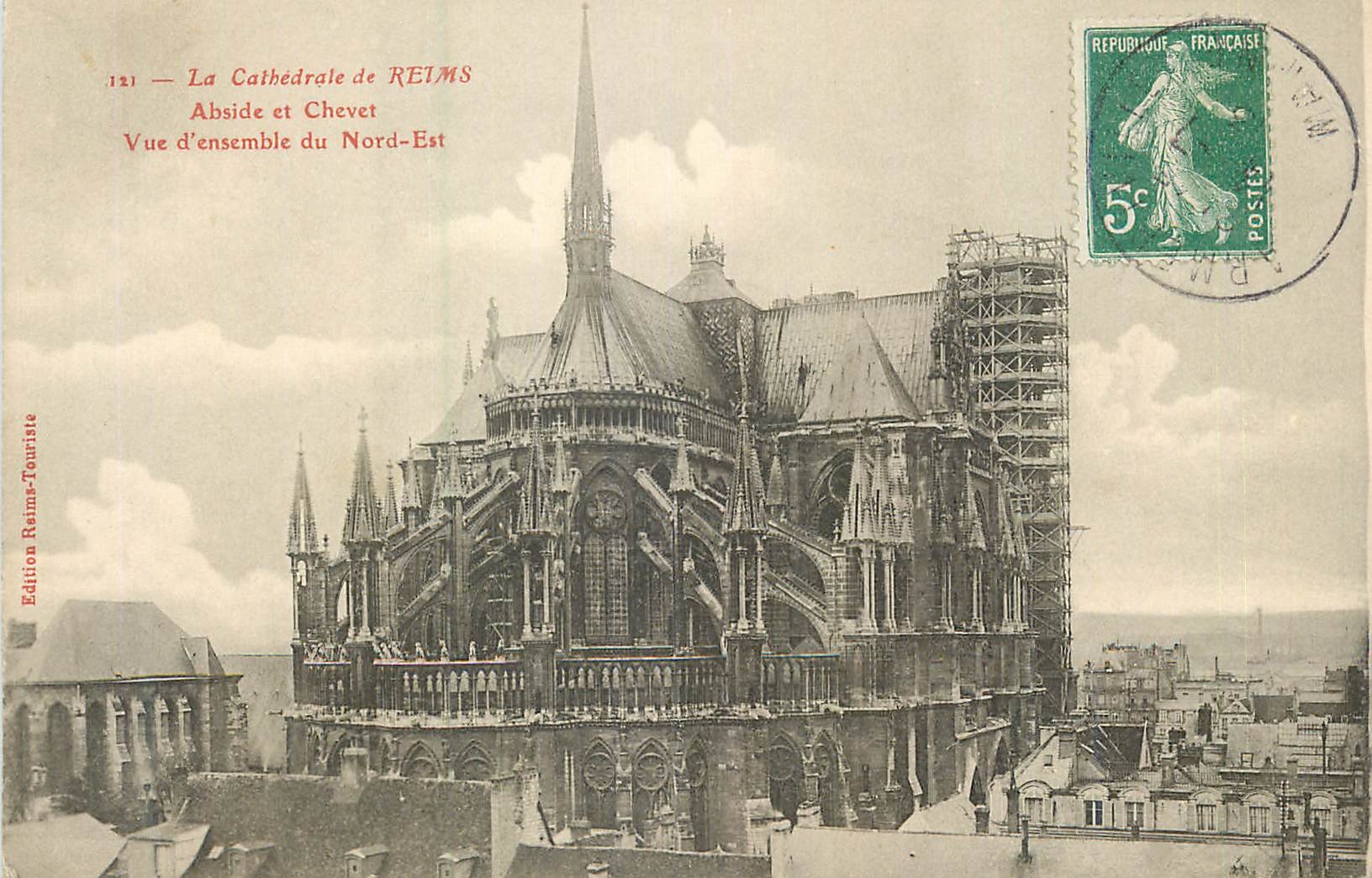 CPA la Cathedrale de Reims Abside et Chevet vue d'Ensemble du Nord Est