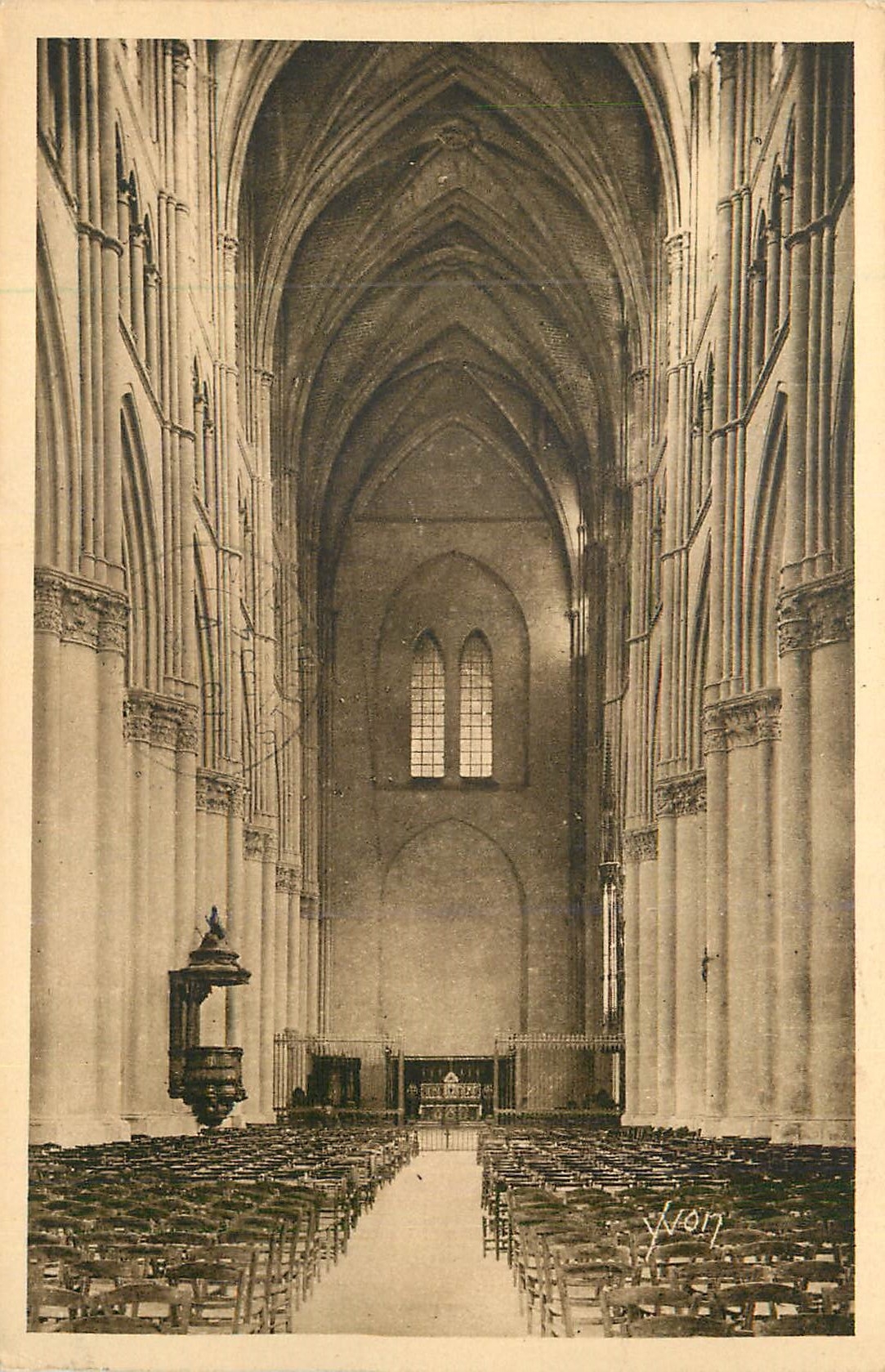 CPA Reims (Marne) la Cathedrale la Nef le Choeur