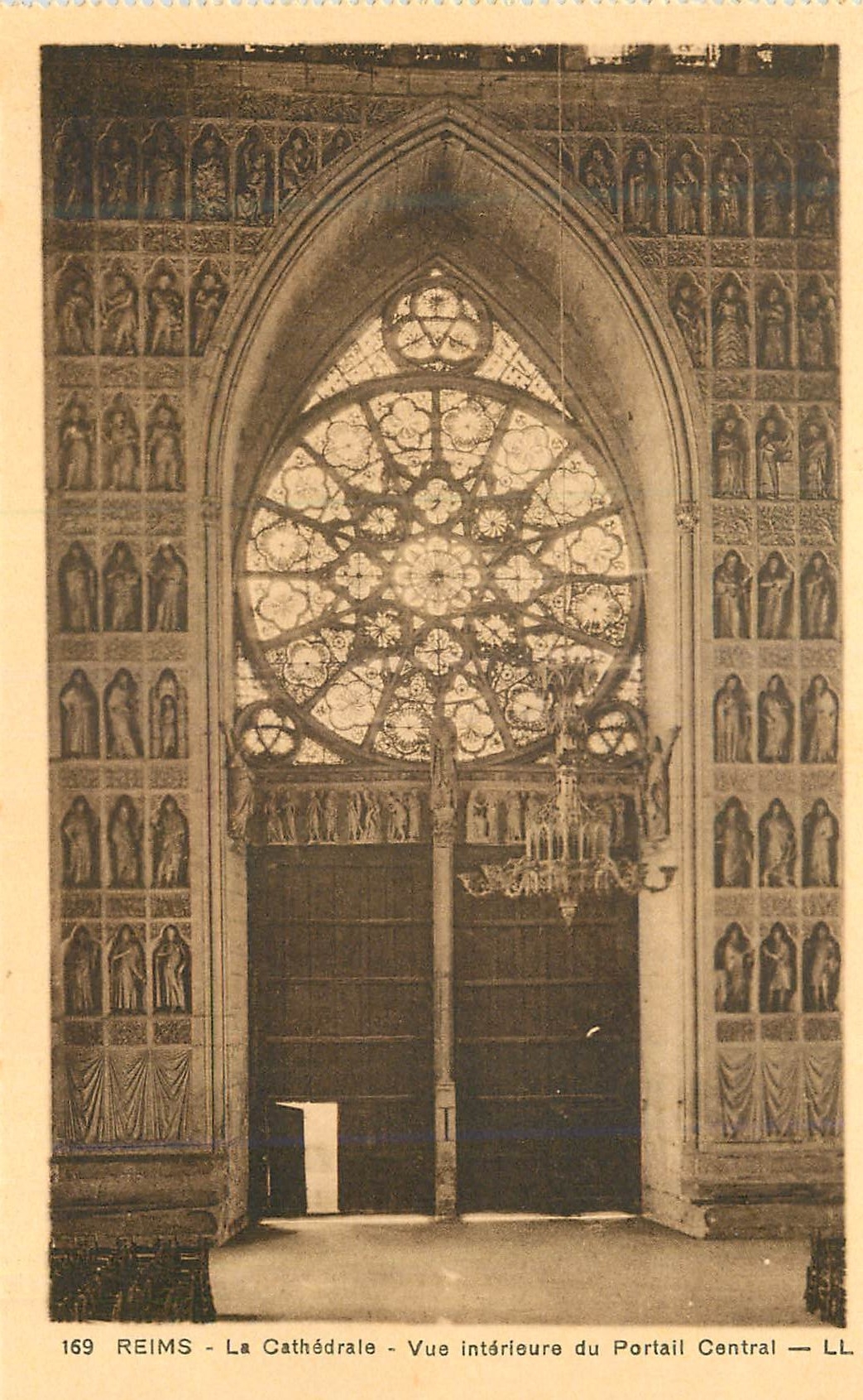 CPA Reims la Cathedrale vue du Portail Central