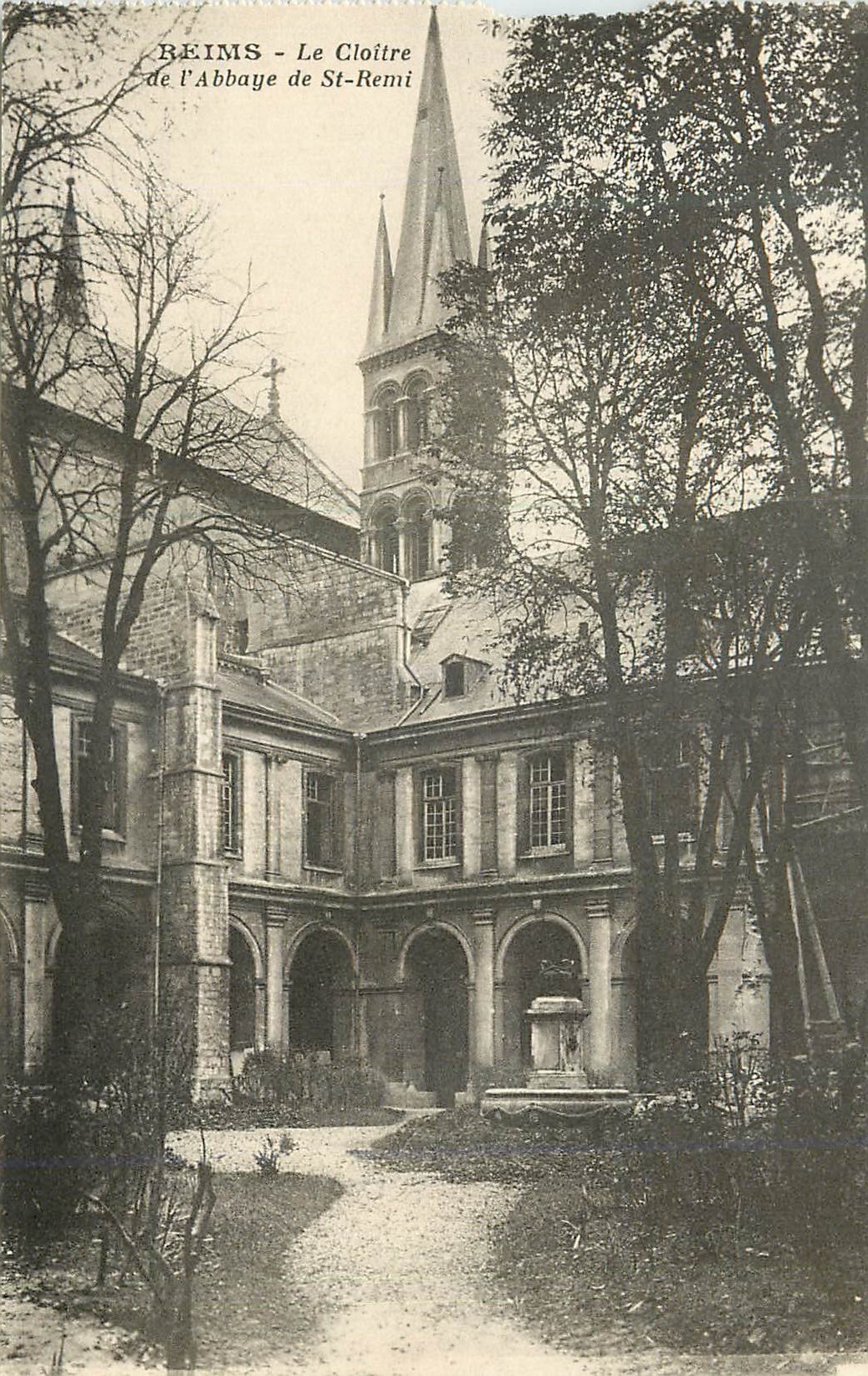 CPA Reims le Cloitre de l'Abbaye de St remi