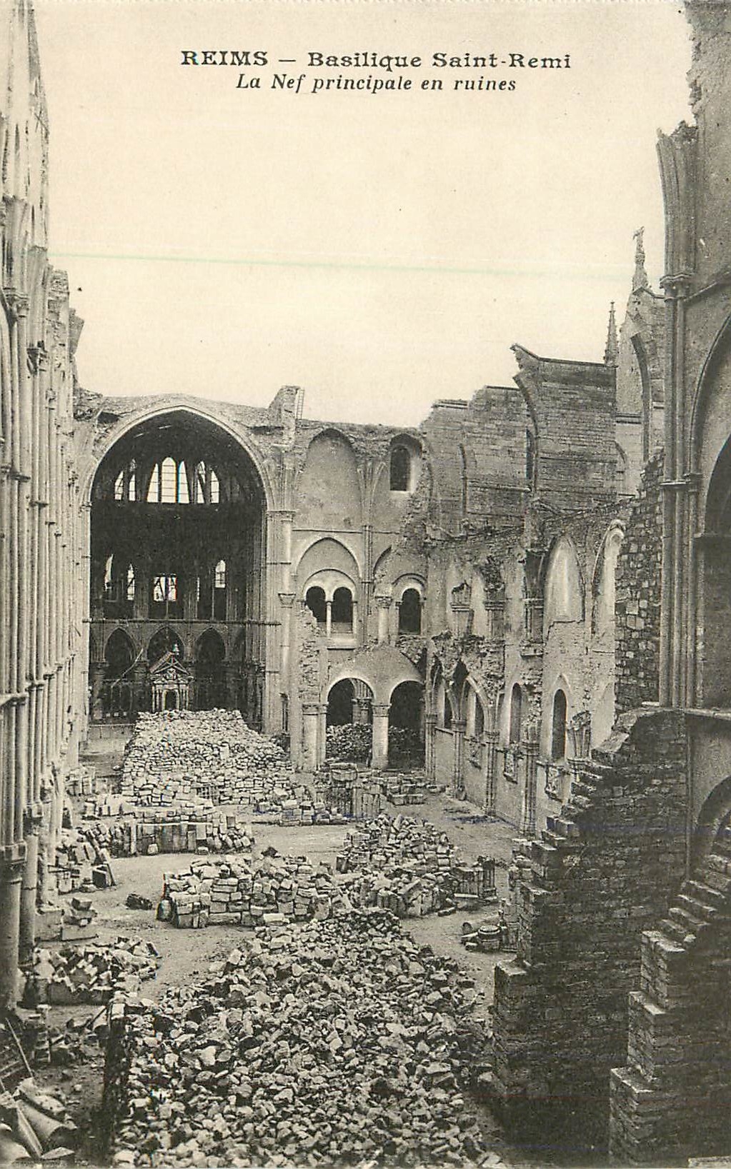 CPA Reims Basilique Saint Remi la Nef Principale en Ruines
