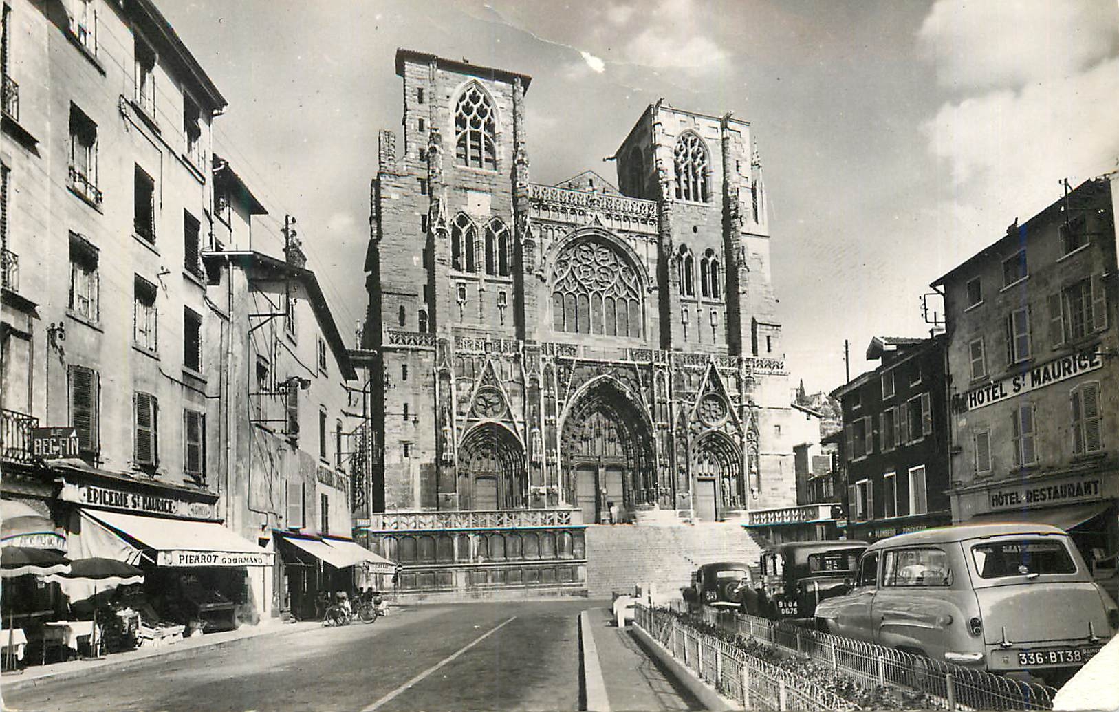 CPM Vienne sur le Rhone (Isere) Place et Cathedrale Saint Maurice (XIIe au XVI e siecles)
