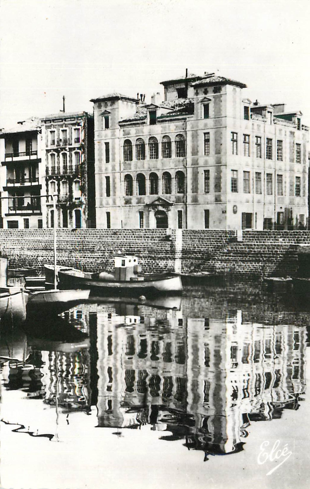 CPM St Jean de Luz (Basses Pyrenees) La Maison de l'Infante Bateau