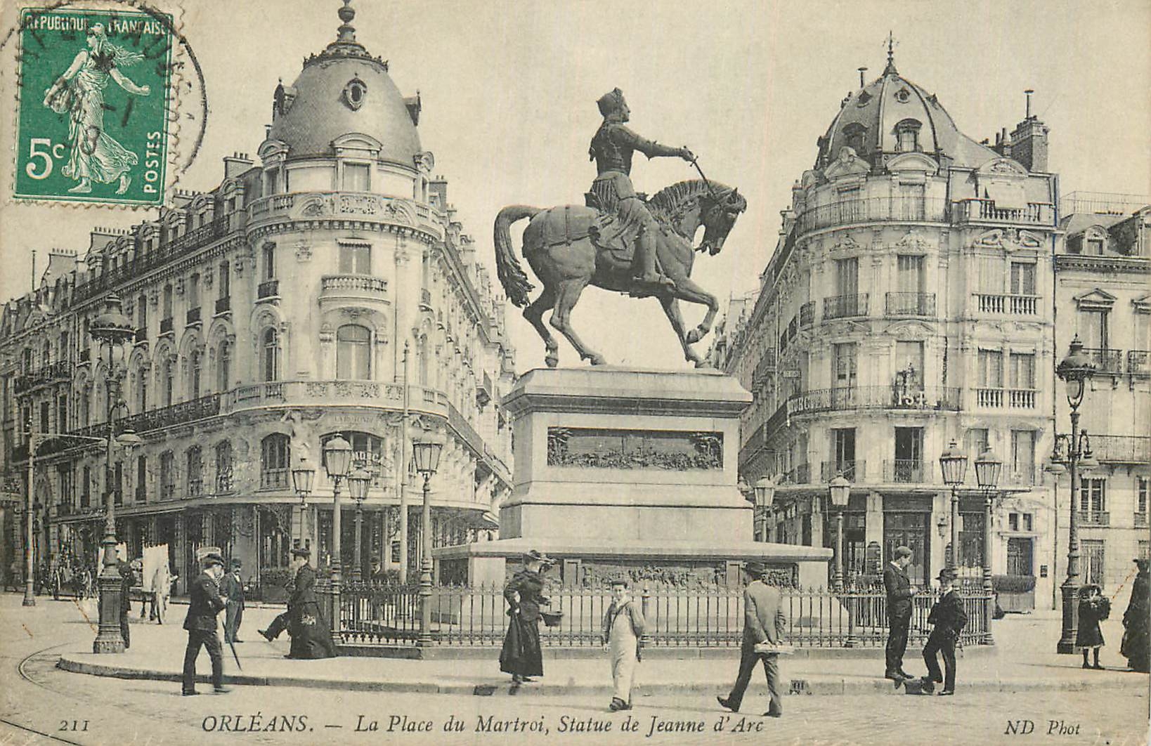 CPA Orleans La Place du Martroi Statue de Jeanne d'Arc